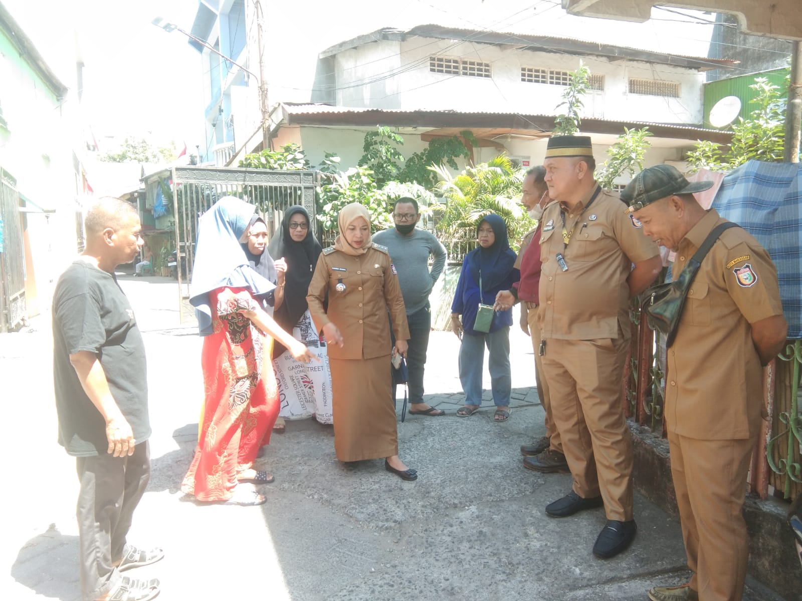 Gambar Camat Wajo Meninjau Langsung Lokasi Drainase yang tersumbat di Kelurahan Malimongan Tua